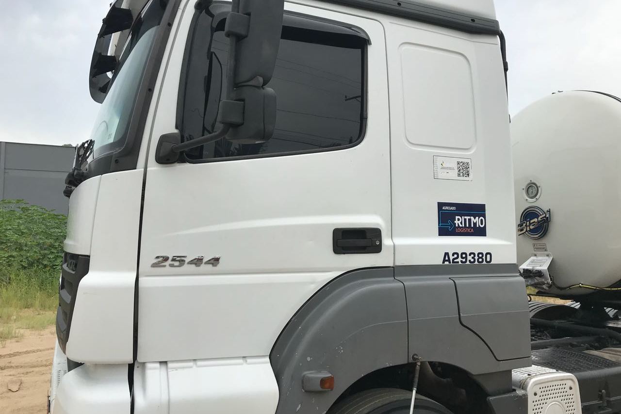 Mercedes Benz Axor 2544 - 09/09 3