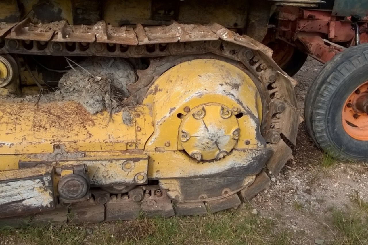 Caterpillar D4E - 86 9