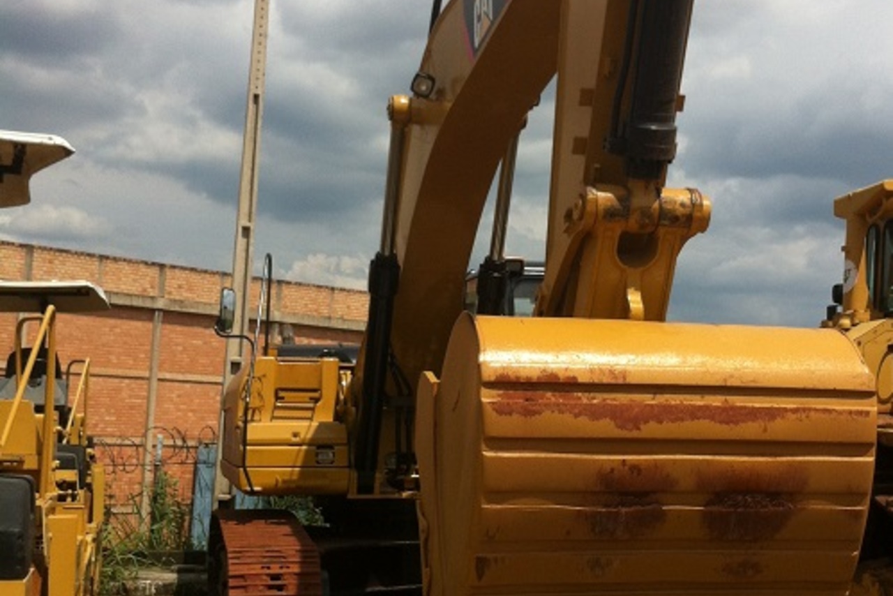 Caterpillar  330 - 08/08 2