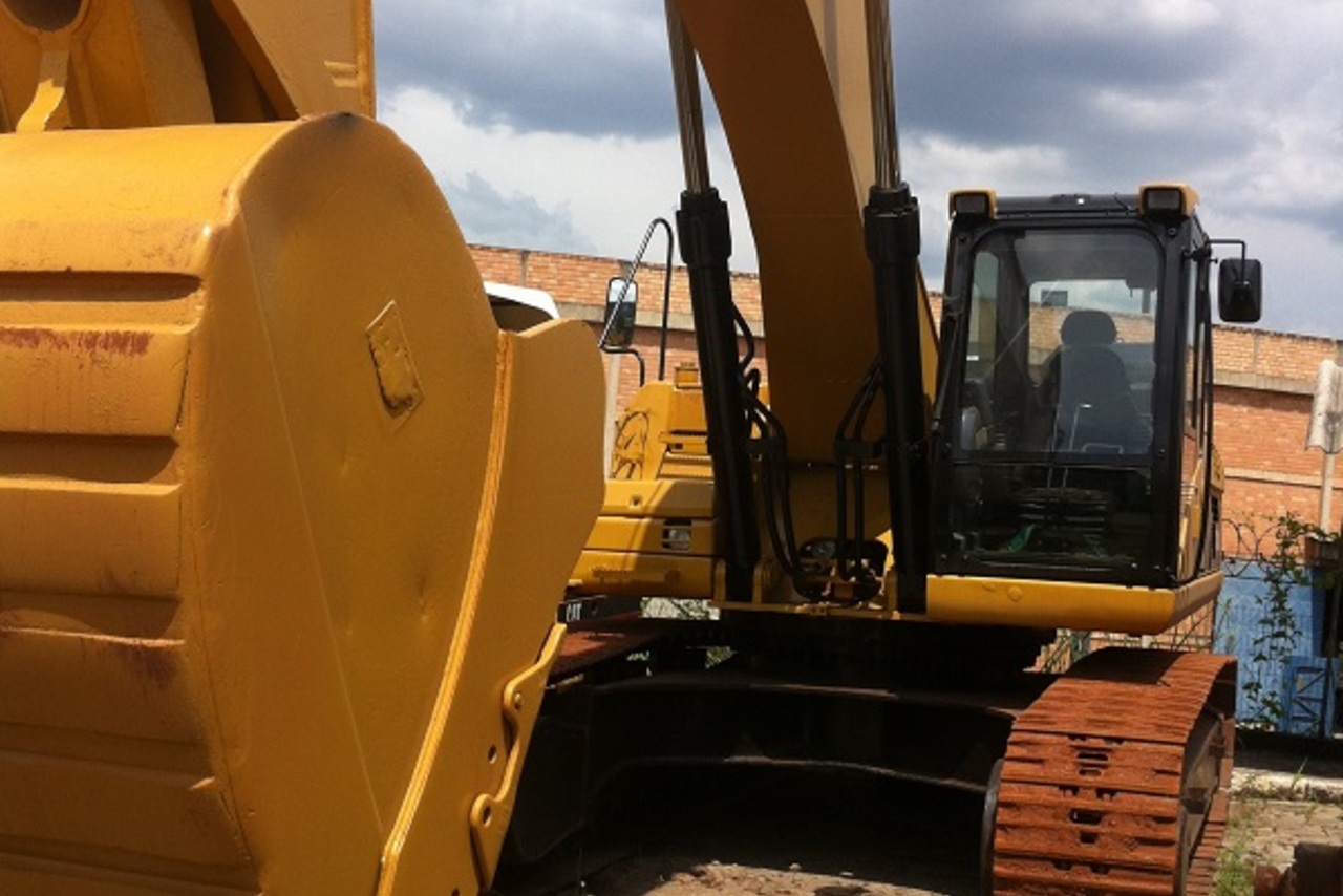 Caterpillar  330 - 08/08 3
