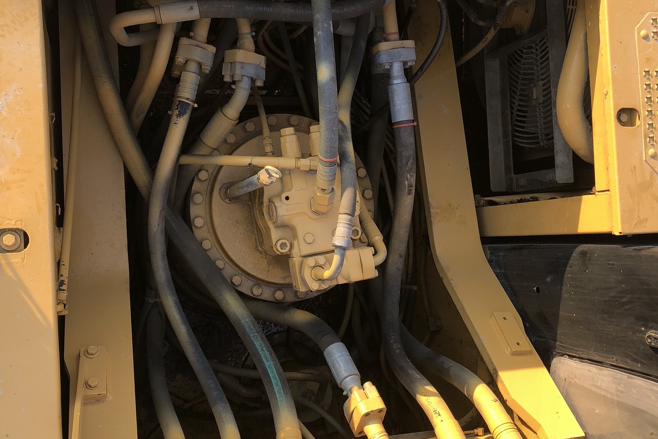Caterpillar  330 - 04/04 9