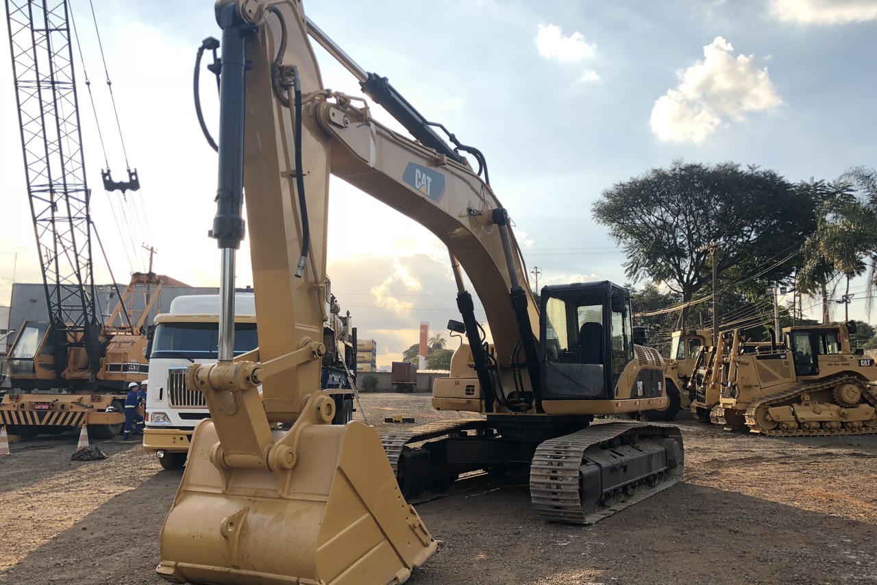 Caterpillar  330 - 04/04 11