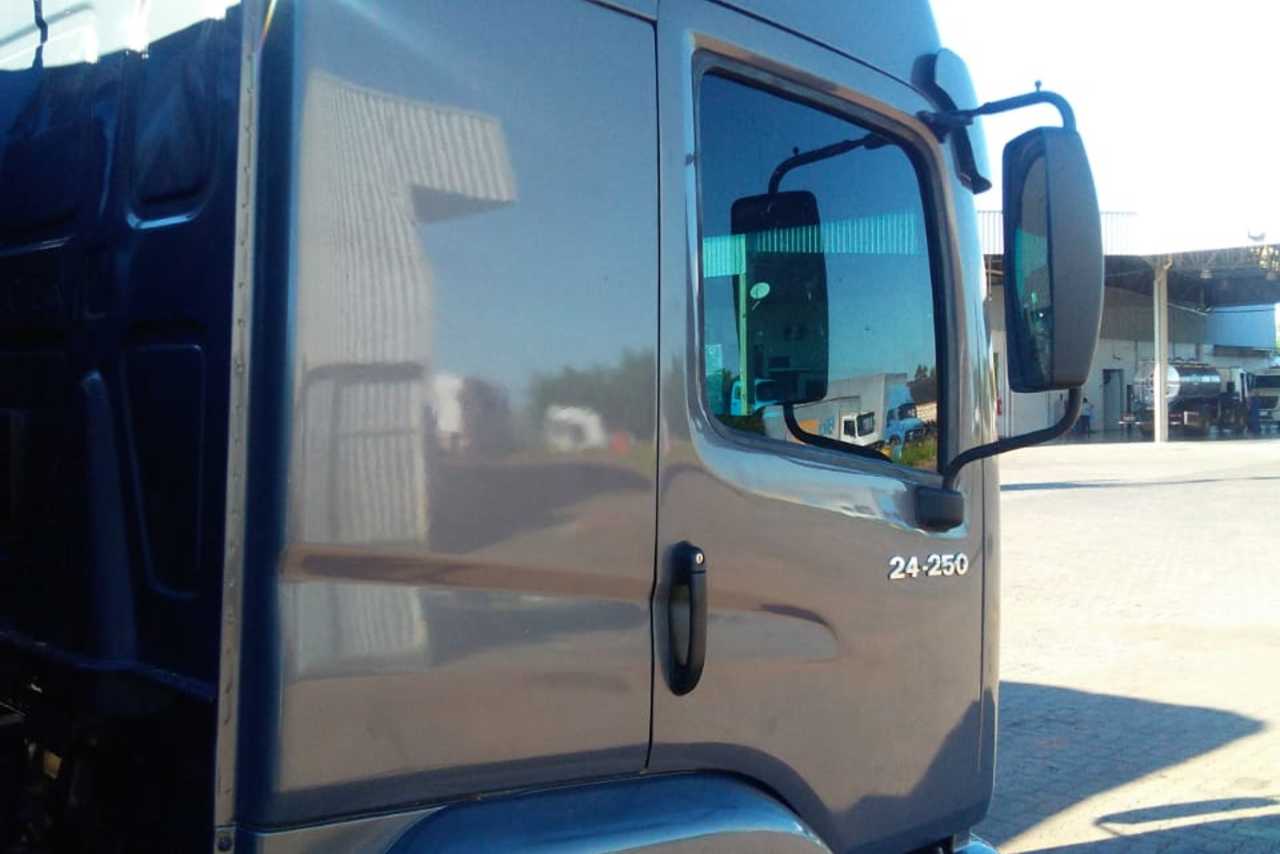 Volkswagen 24-250 E Constellation 3-Eixos - 10/11 10