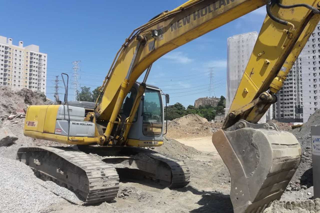 New Holland  E215 - 09/09 2