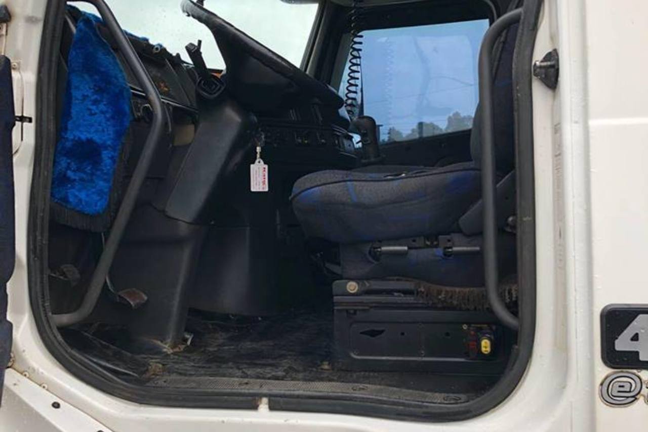 Volvo NH12 420 - 02/02 10