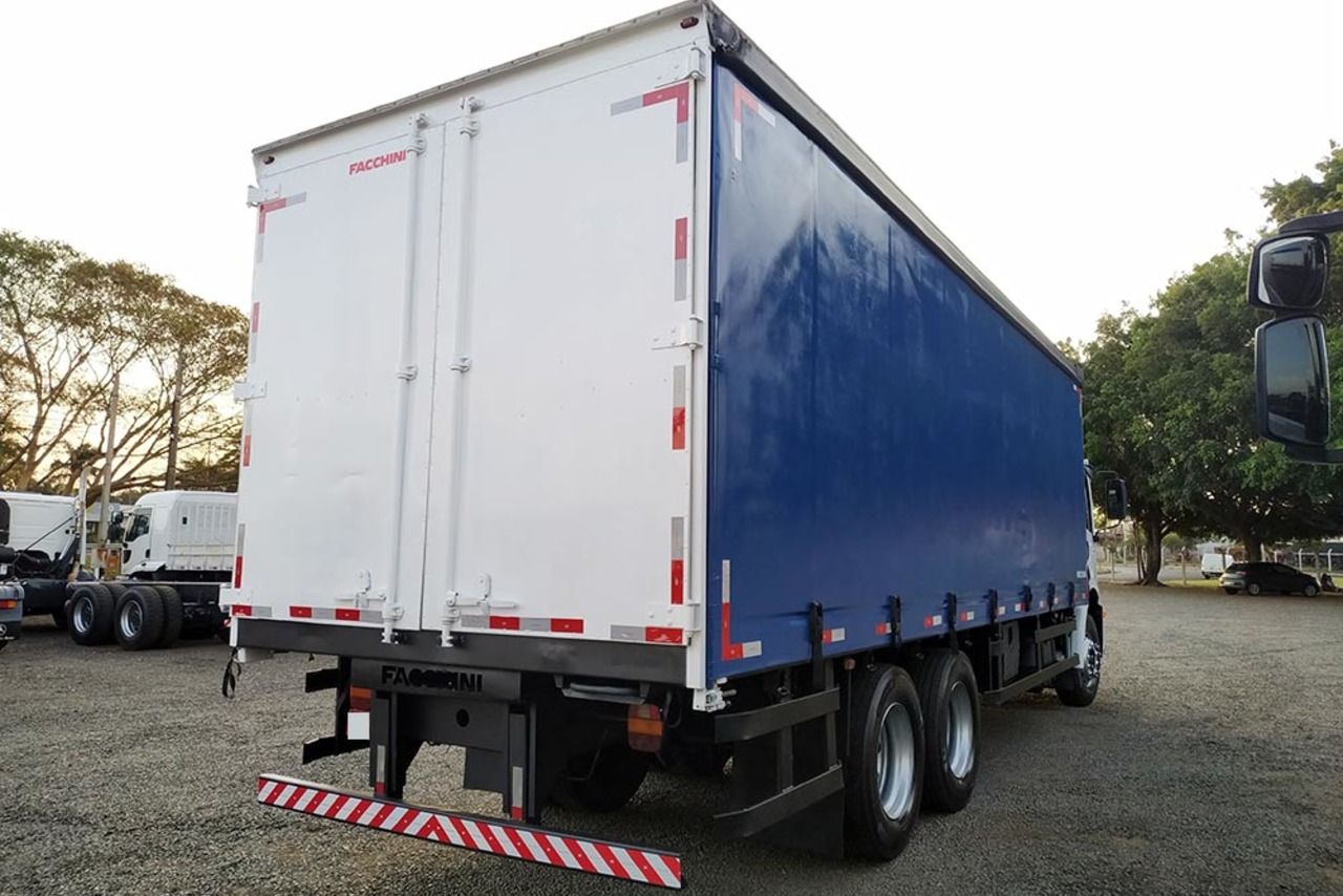 Volkswagen 24-250 E Constellation 3-Eixos - 08/09 11