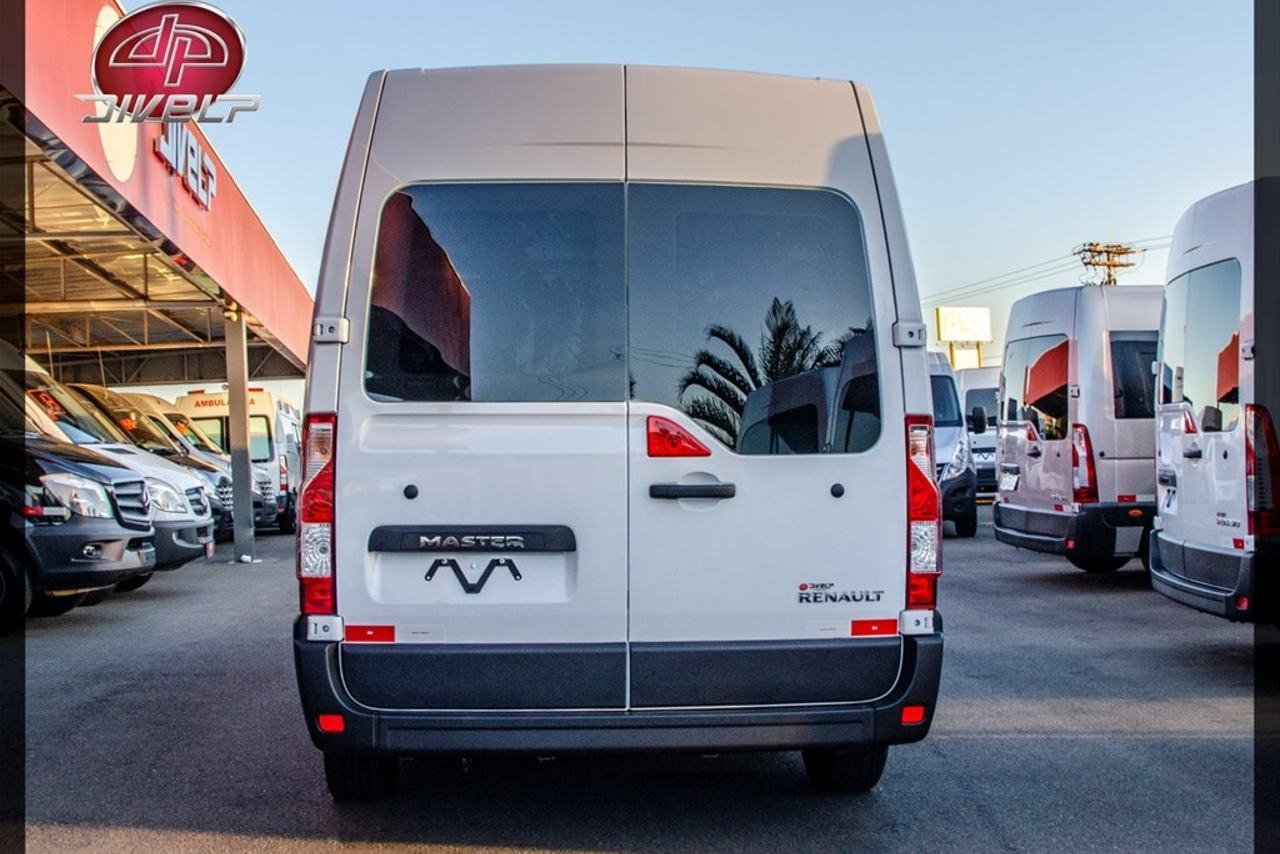 Renault Master Minibus - 18/19 9