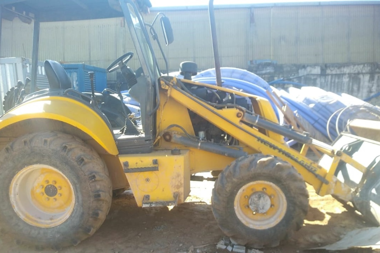 New Holland  LB90 - 08/08 5