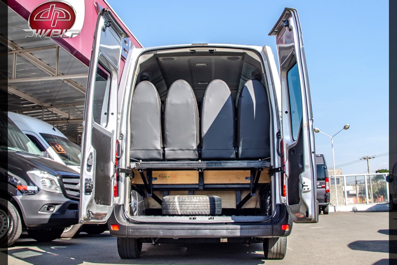 Renault Master Minibus - 14/15 7