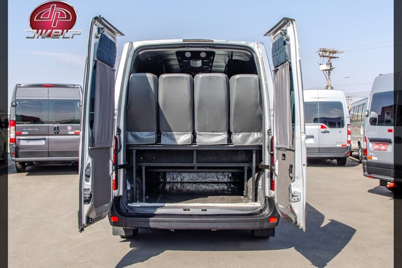 Renault Master Minibus - 16/17 8