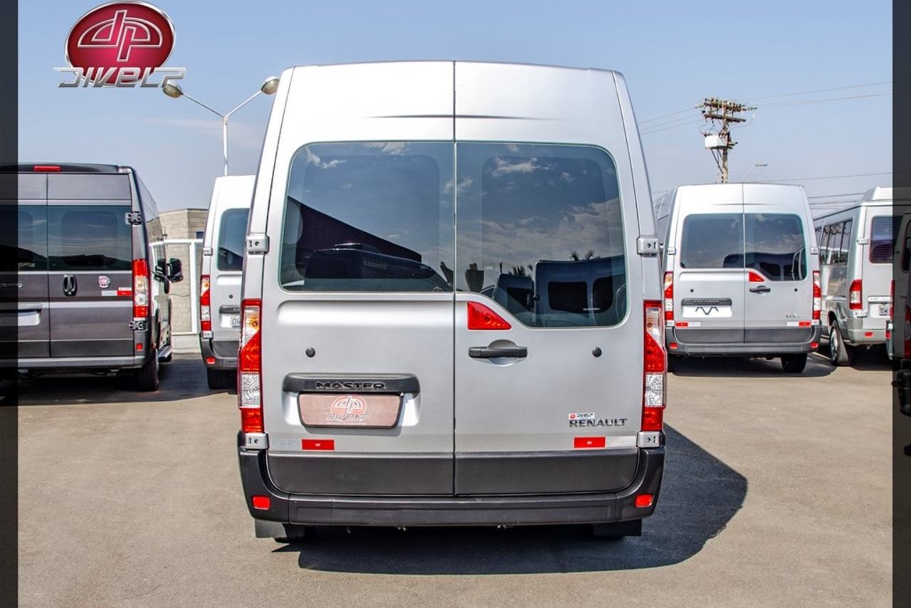 Renault Master Minibus - 16/17 9