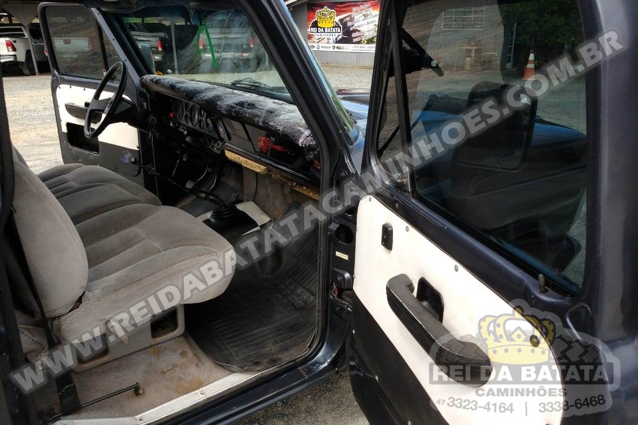 Ford F2000 - 90/90 15