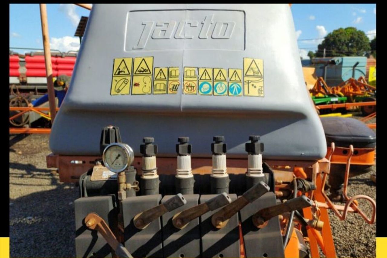 Jacto Advance 2000 AM18 - 05/05 2