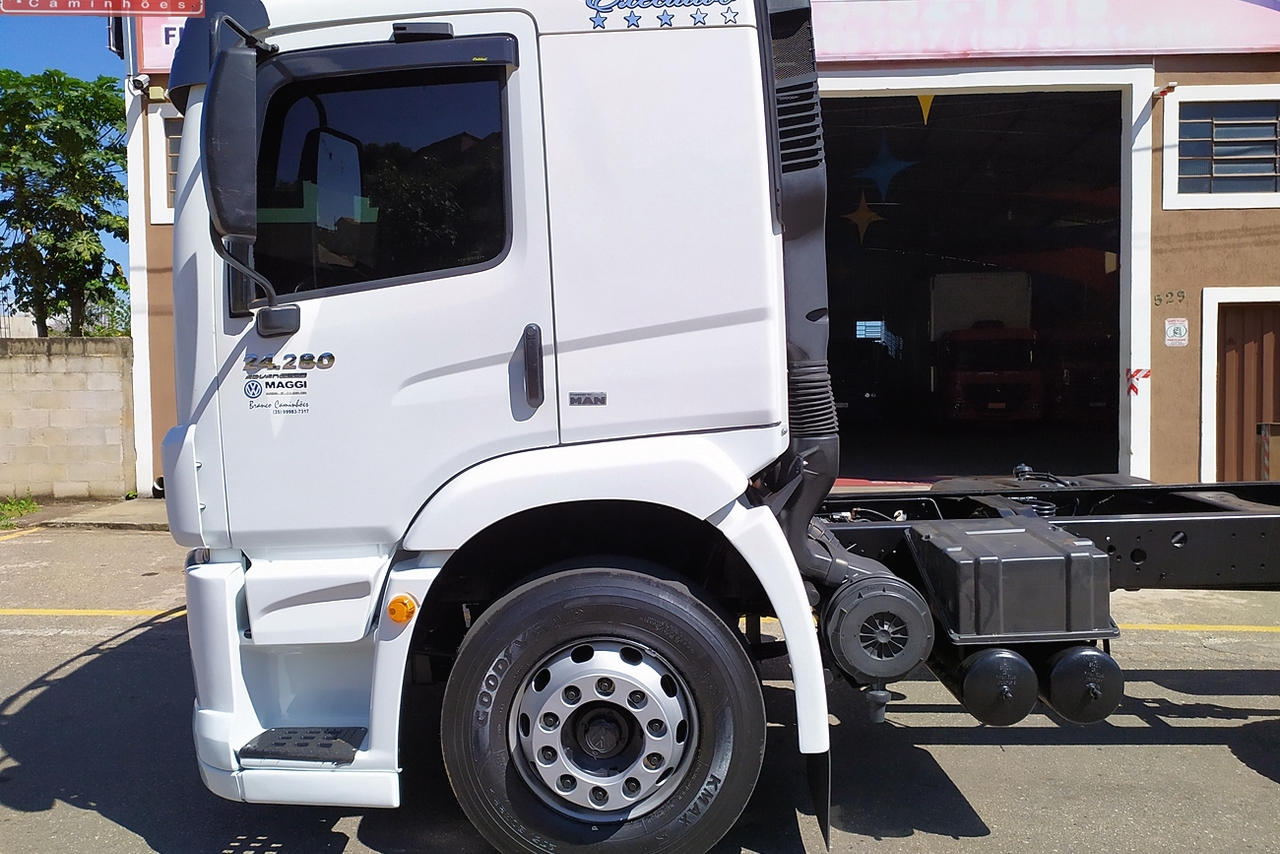 Volkswagen 24-280 E Constellation 6x2 - 14/14 2