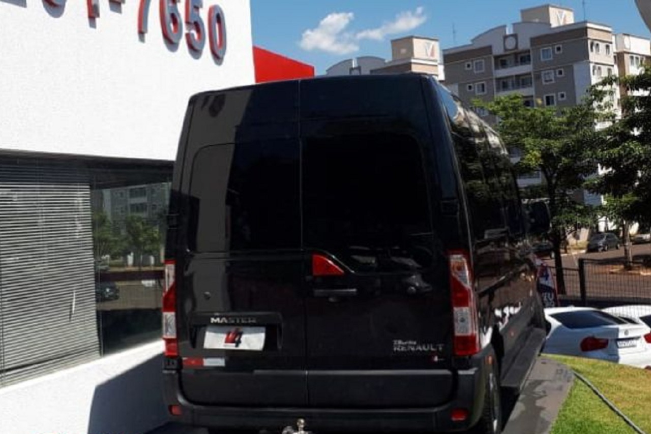 Renault Master Minibus - 16/17 7