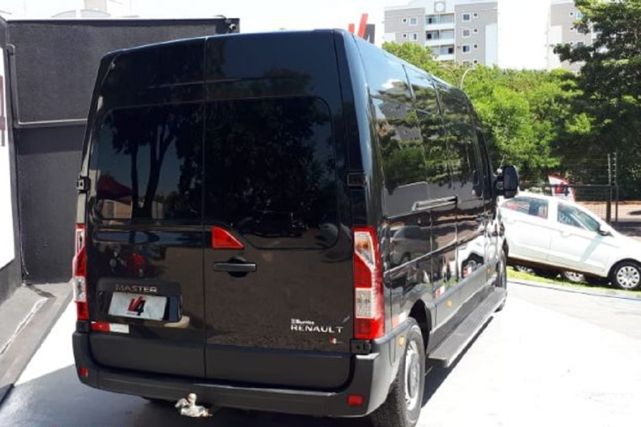 Renault Master Minibus - 16/17 8