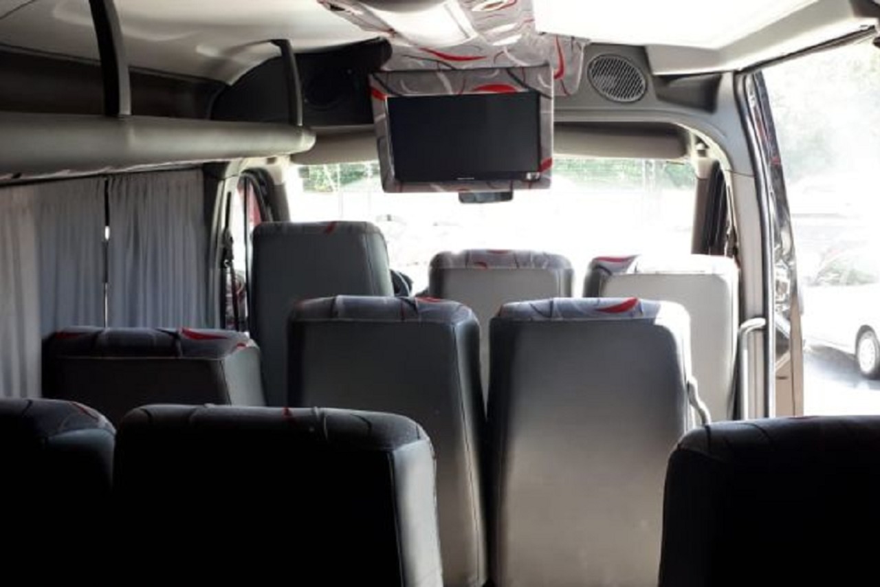 Renault Master Minibus - 16/17 9