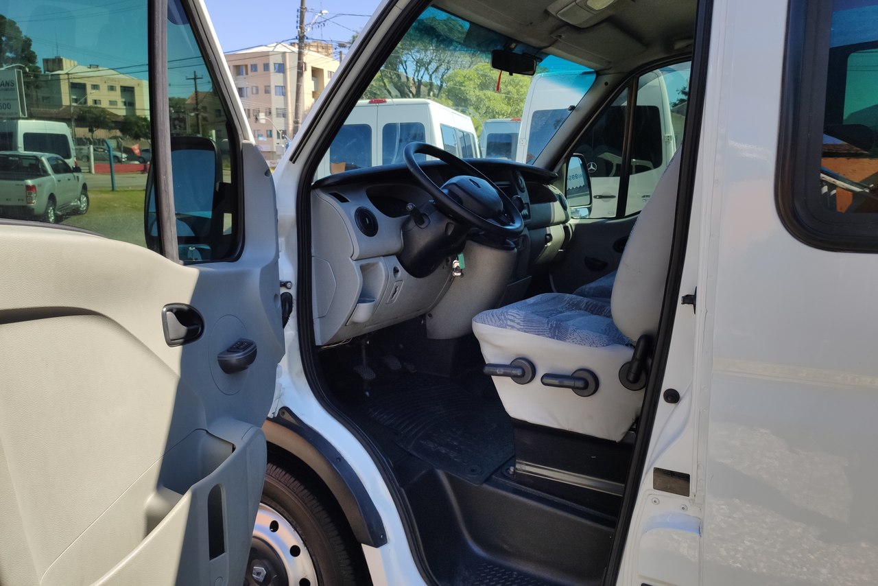 Renault Master Minibus - 10/11 5