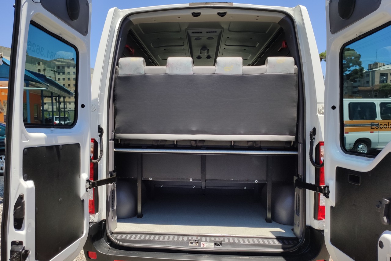 Renault Master Minibus - 19/20 10