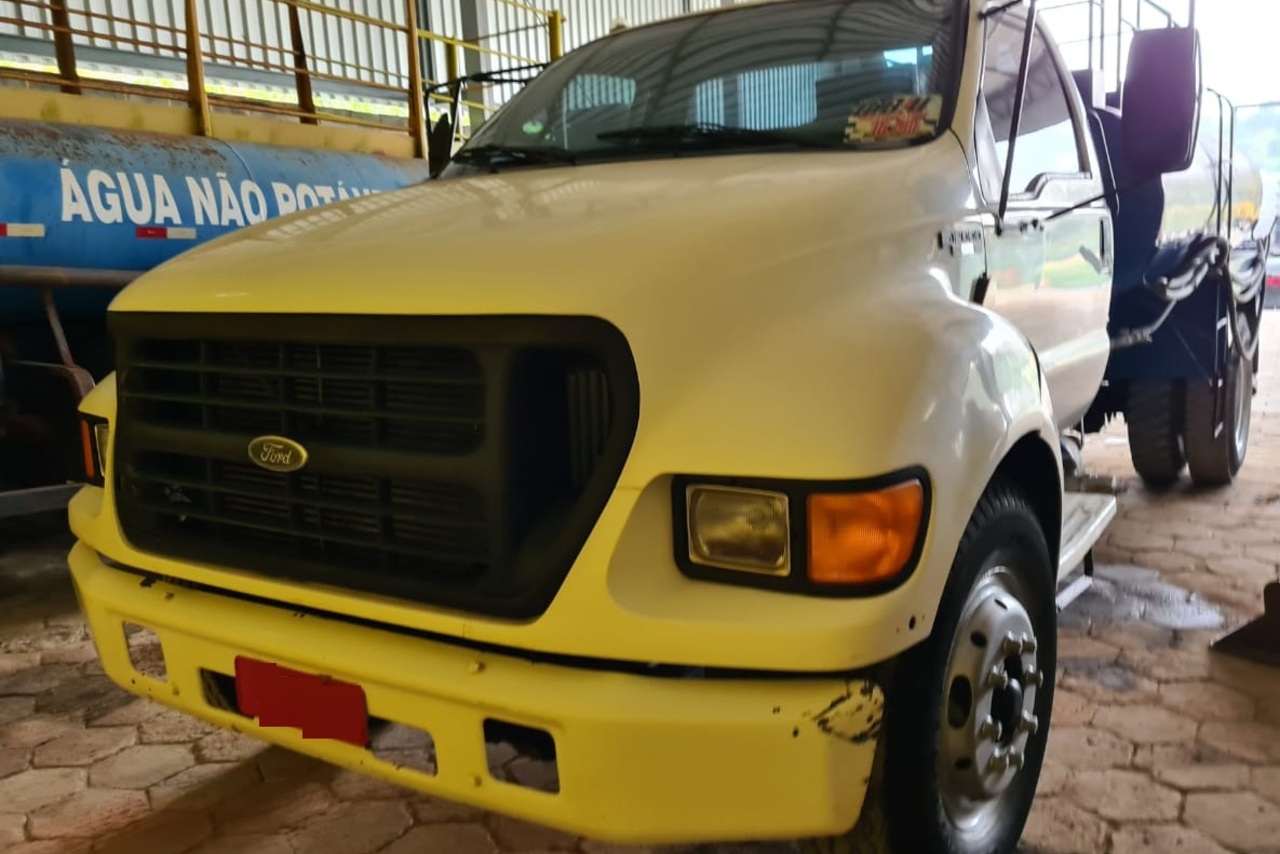 Ford F12000 - 03/03 3