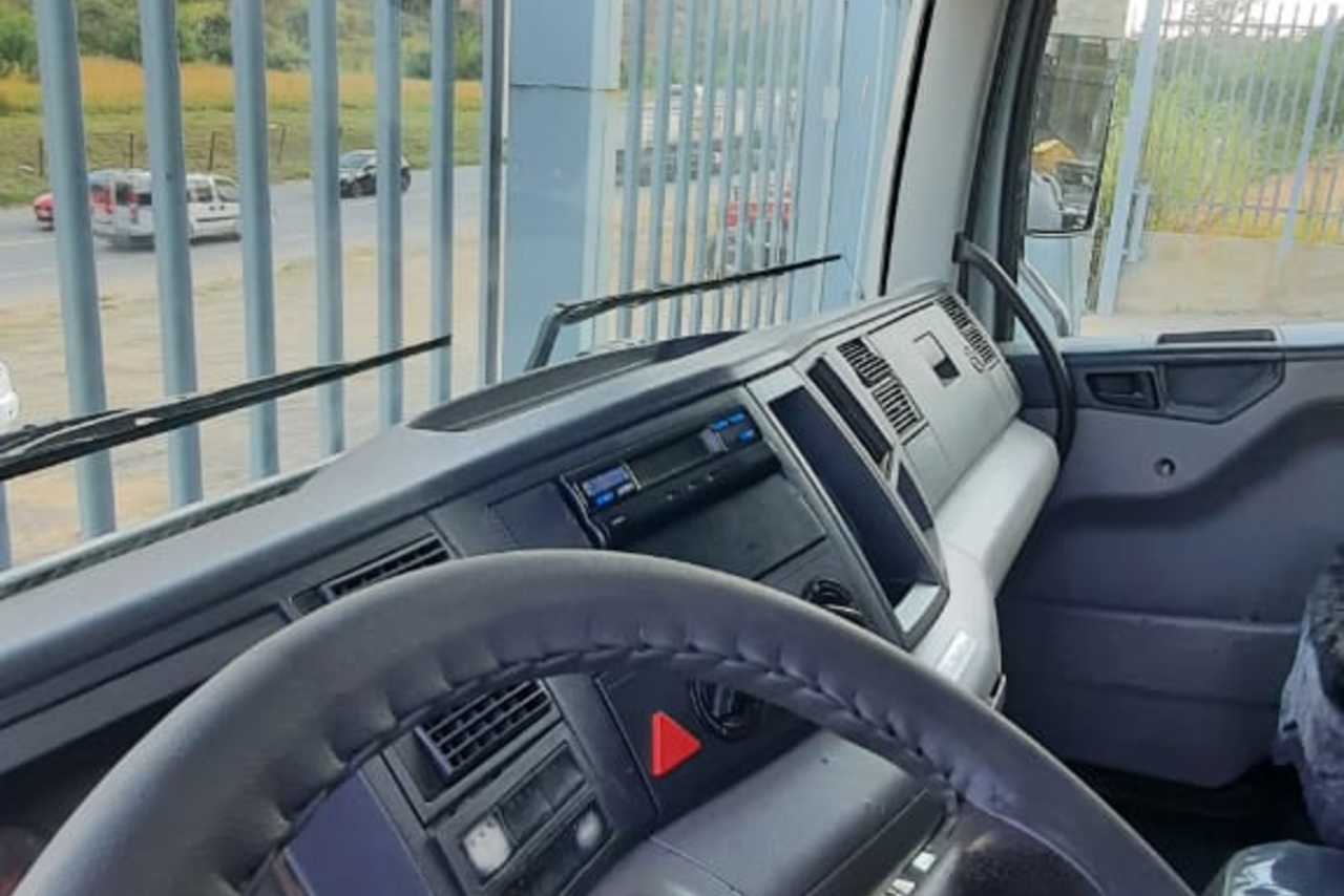Volkswagen 24-280 E Constellation 6x2 -  5
