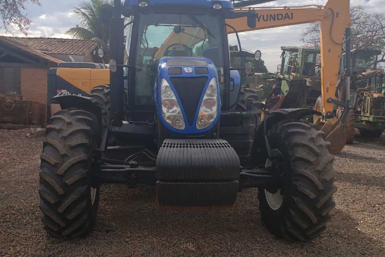 New Holland T7. 205 - 20/14 2