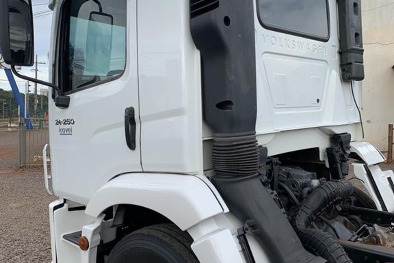 Volkswagen 24-250 E Constellation 3-Eixos - 07/08 3