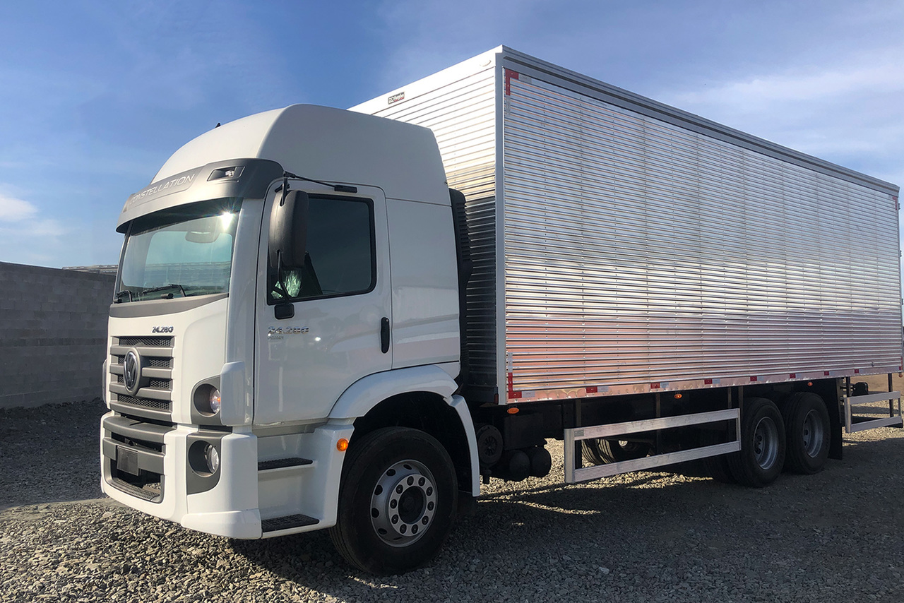 Volkswagen 24-280 E Constellation 6x2 -  3