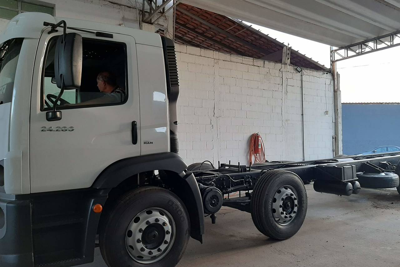 Volkswagen 24-280 E Constellation 6x2 - 12/12 3
