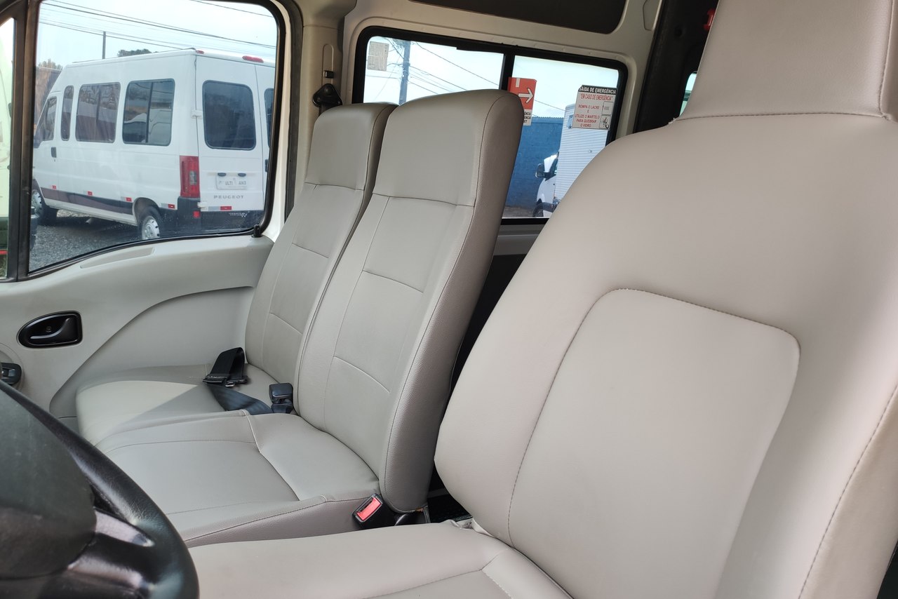 Renault Master Minibus - 12/13 2