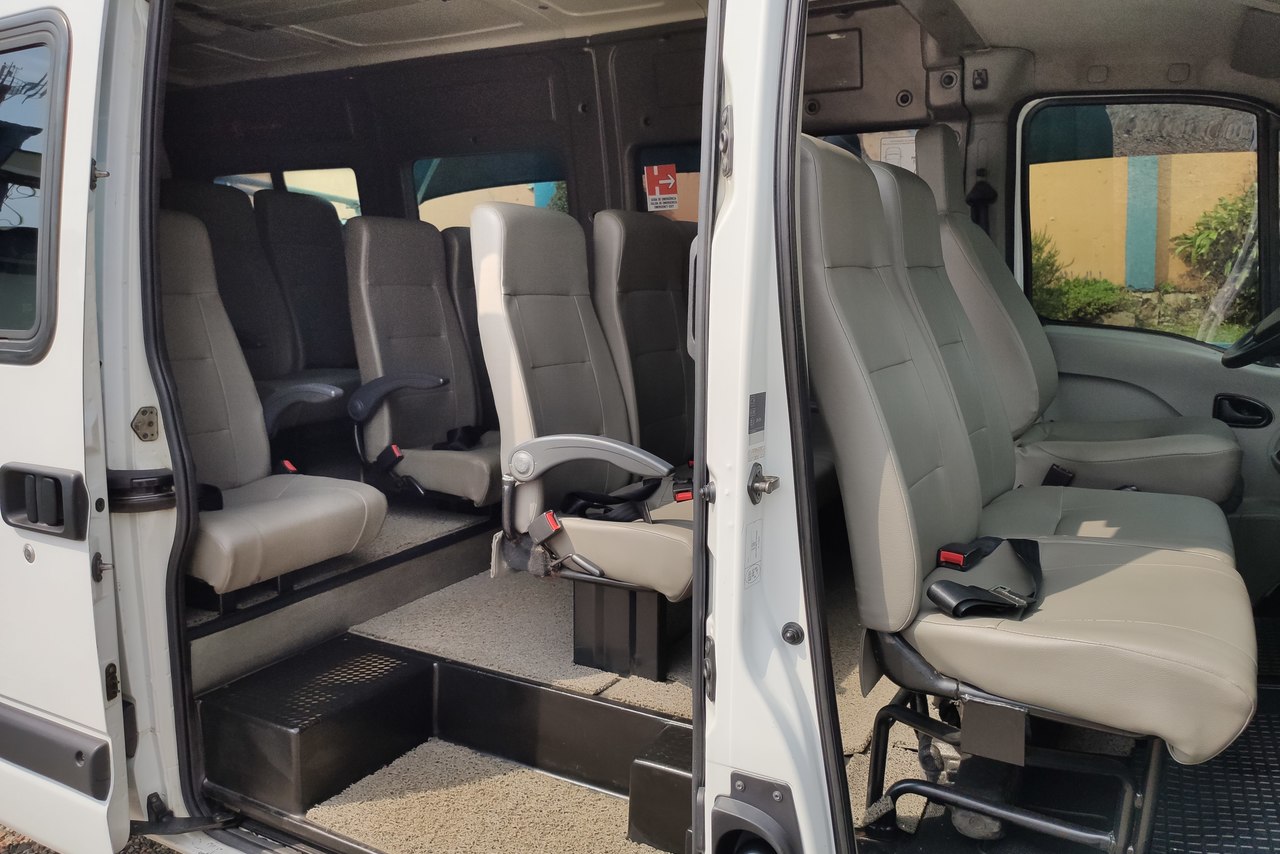 Renault Master Minibus - 12/13 5