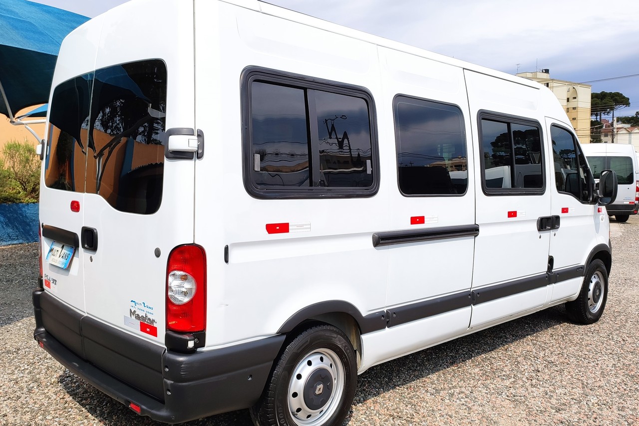 Renault Master Minibus - 12/13 12
