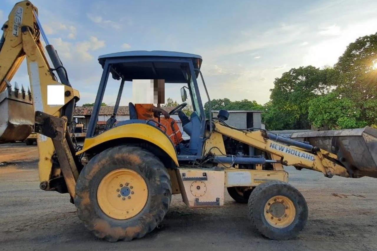 New Holland  LB90 - 09/09 2