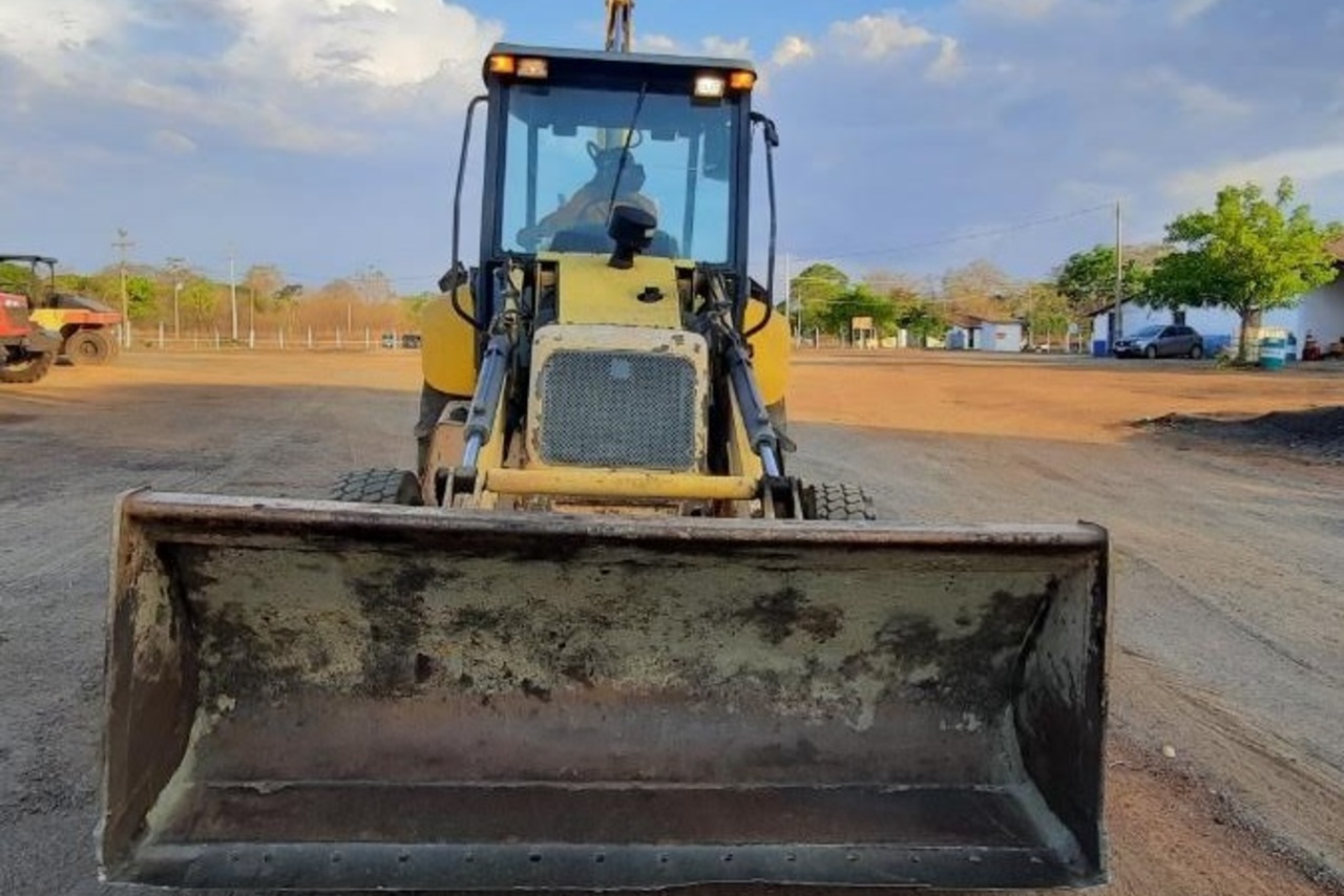 New Holland  LB90 - 09/09 3