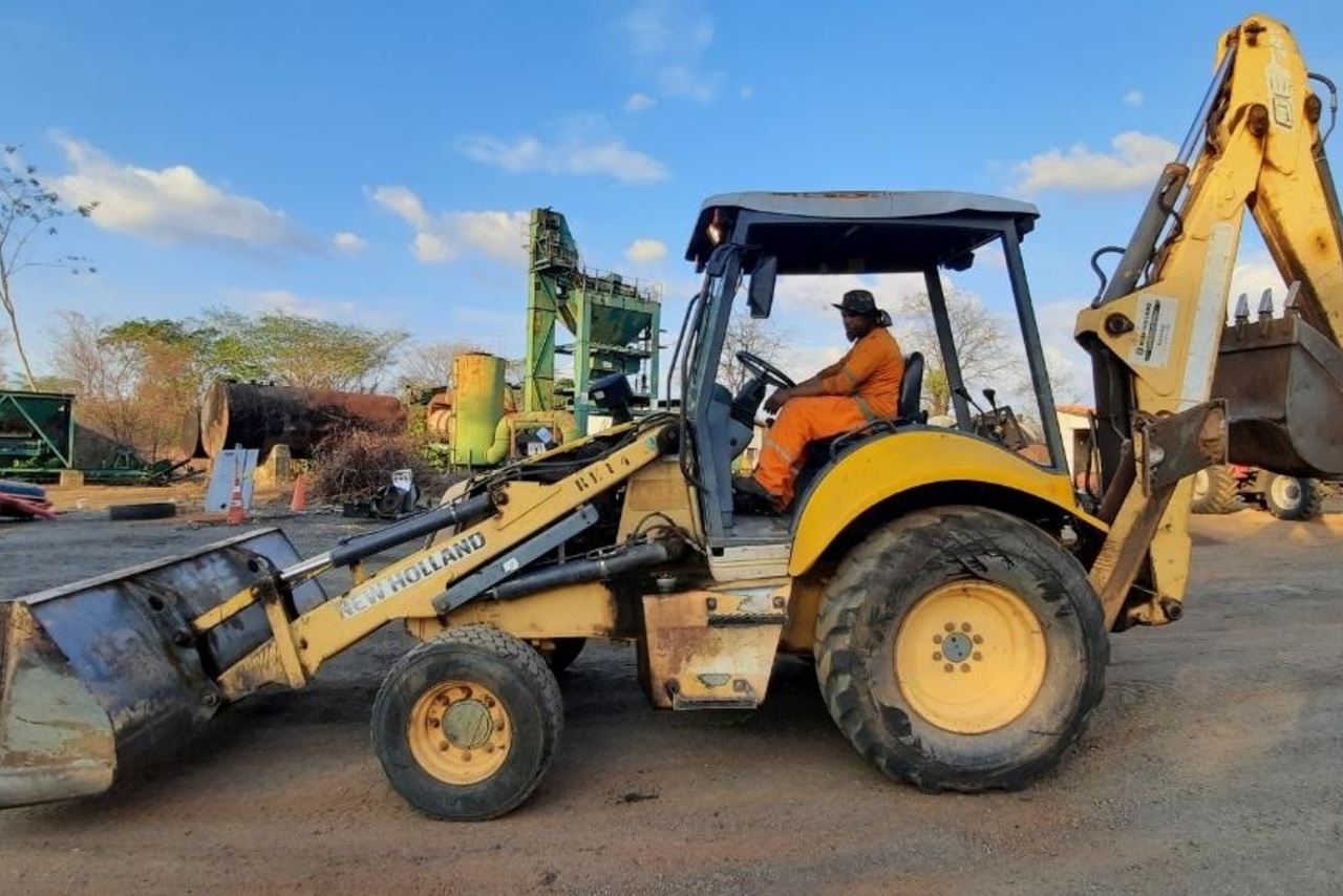 New Holland  LB90 - 09/09 5
