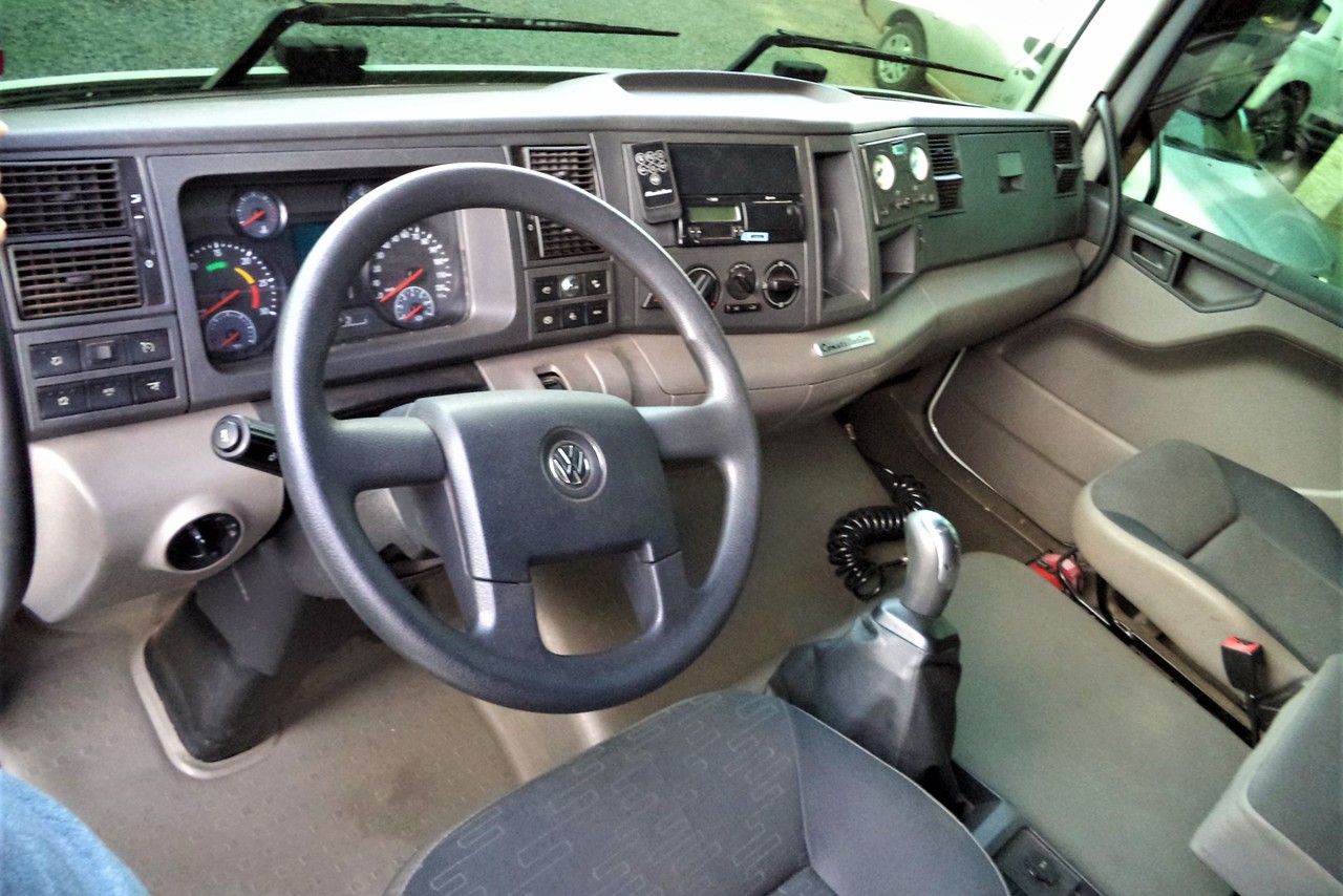 Volkswagen 30-330 Constellation 8x2 - 19/20 9
