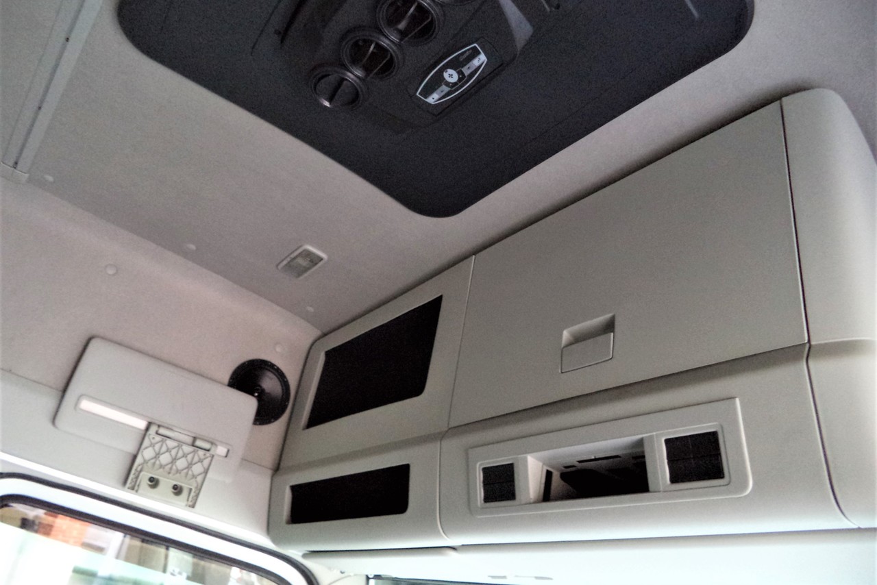 Volkswagen 30-330 Constellation 8x2 - 19/20 11