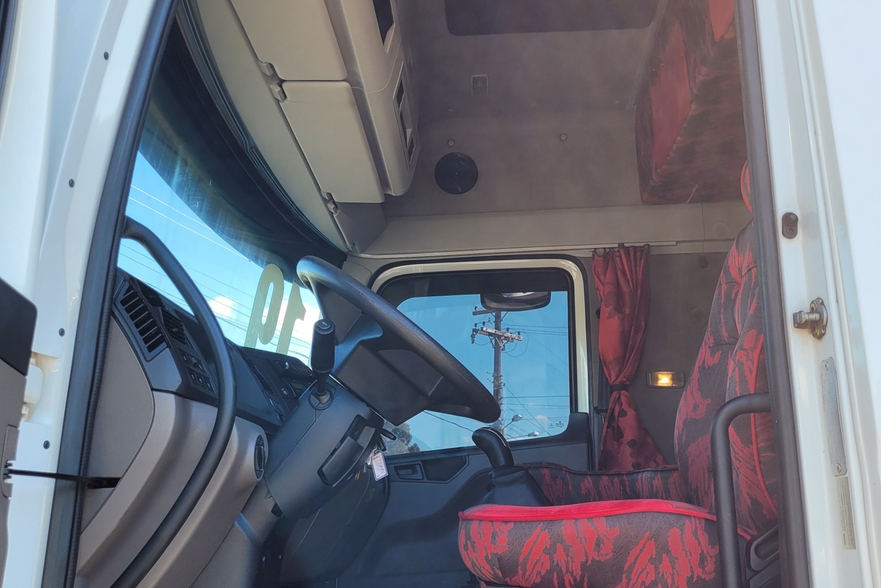 Volkswagen 30-330 Constellation 8x2 - 18/19 4