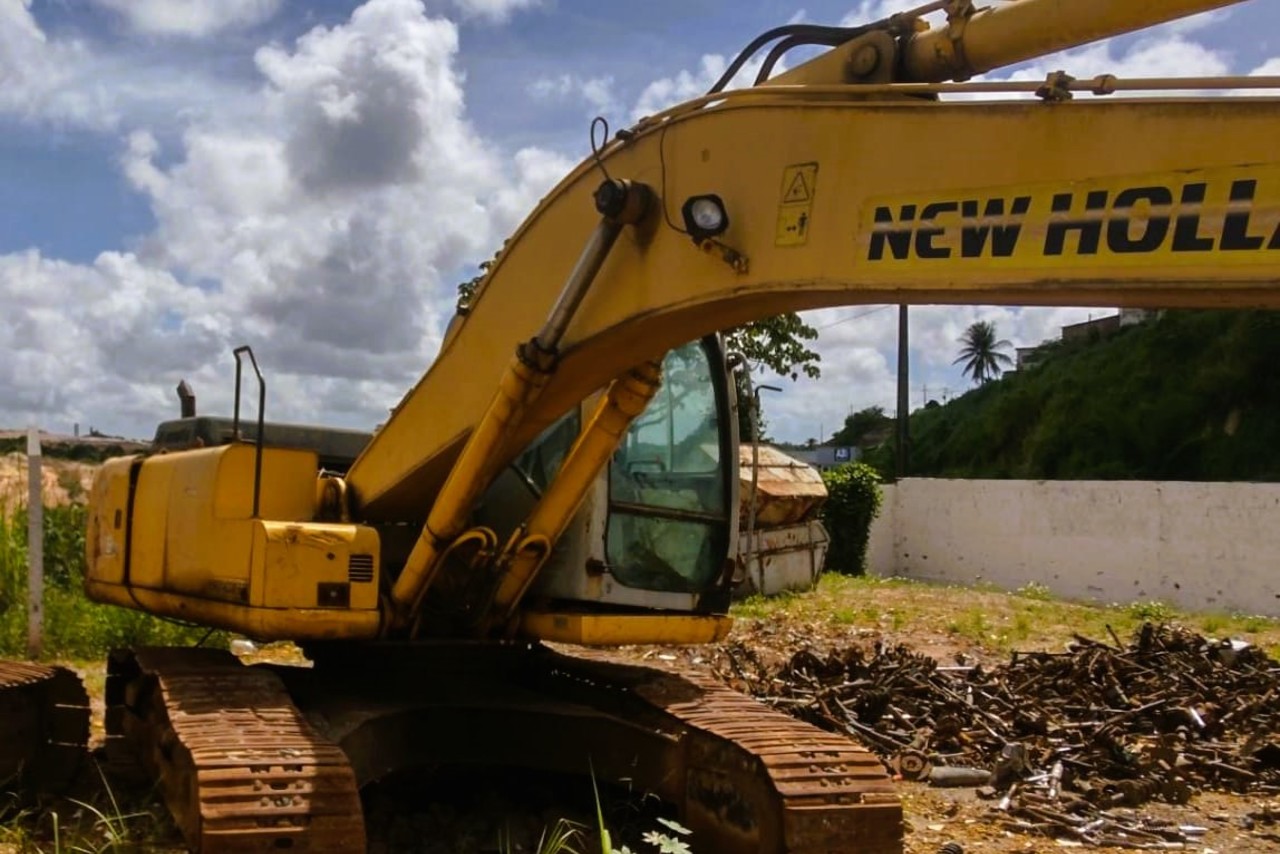 New Holland  E215 - 06/06 5