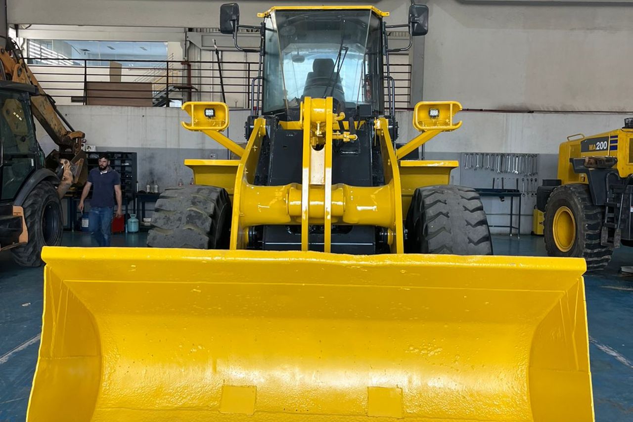 Komatsu  WA320 - 18/18 5