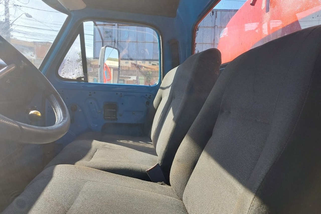 Ford F7000 - 77/77 4