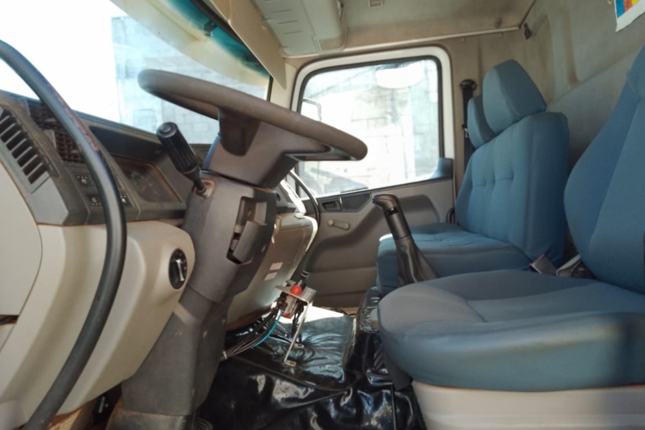 Volkswagen 24-250 E Constellation 3-Eixos - 09/09 3