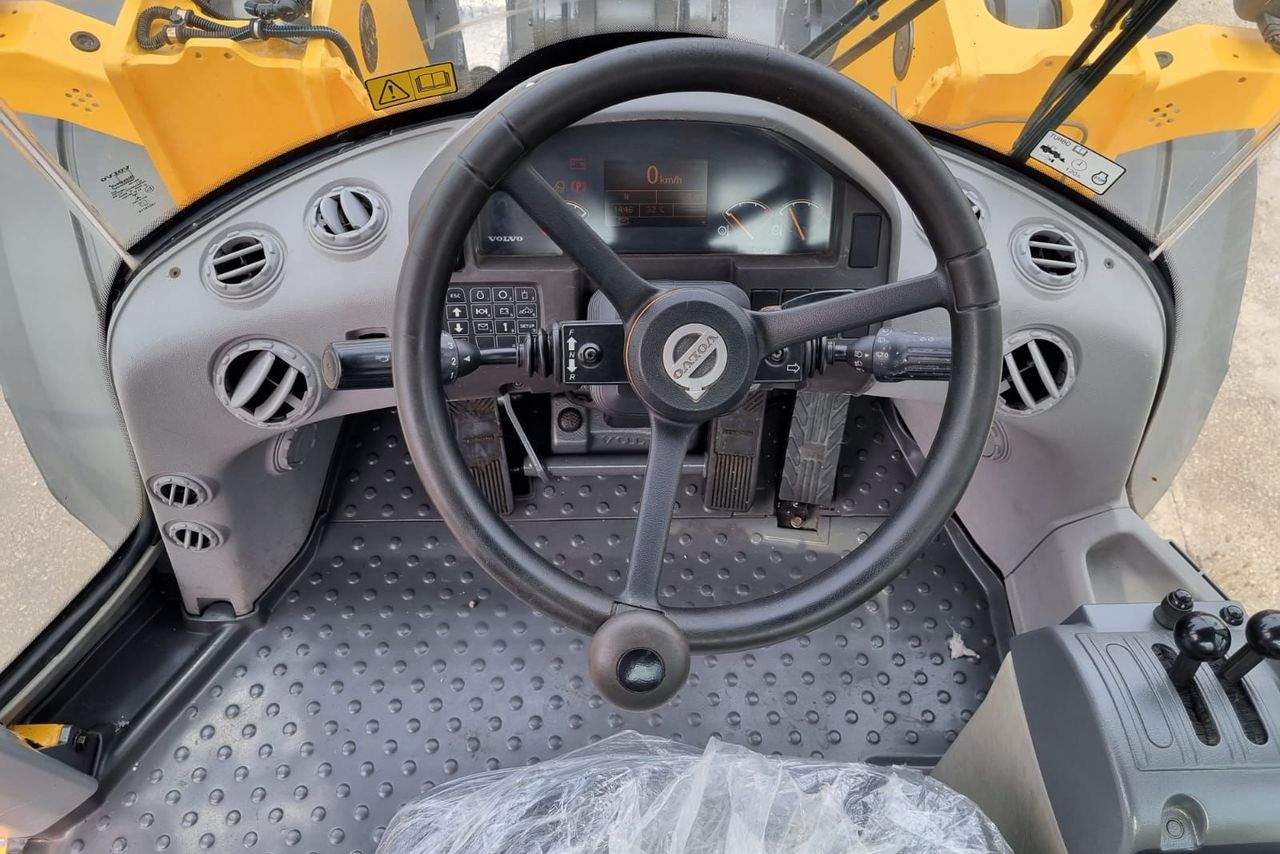 Volvo L90F - 17/17 16