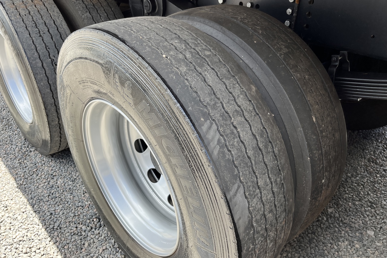 Volkswagen 30-330 Constellation 8x2 - 22/22 6