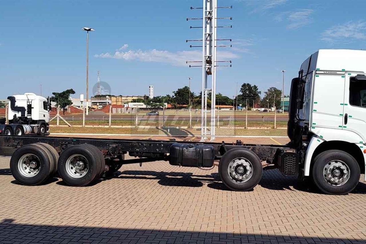 Volkswagen 30-330 Constellation 8x2 - 19/20 4
