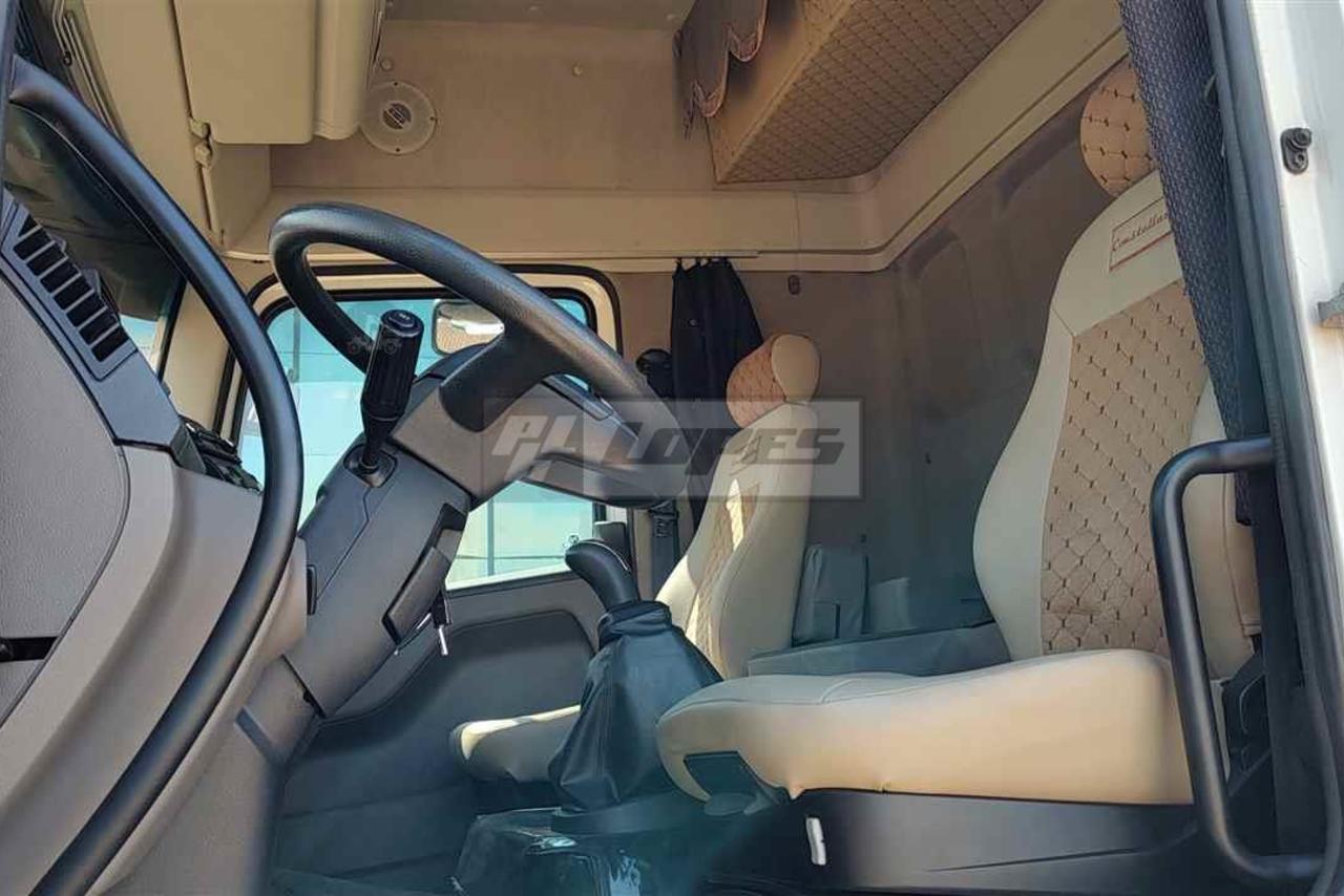 Volkswagen 30-330 Constellation 8x2 - 19/20 10