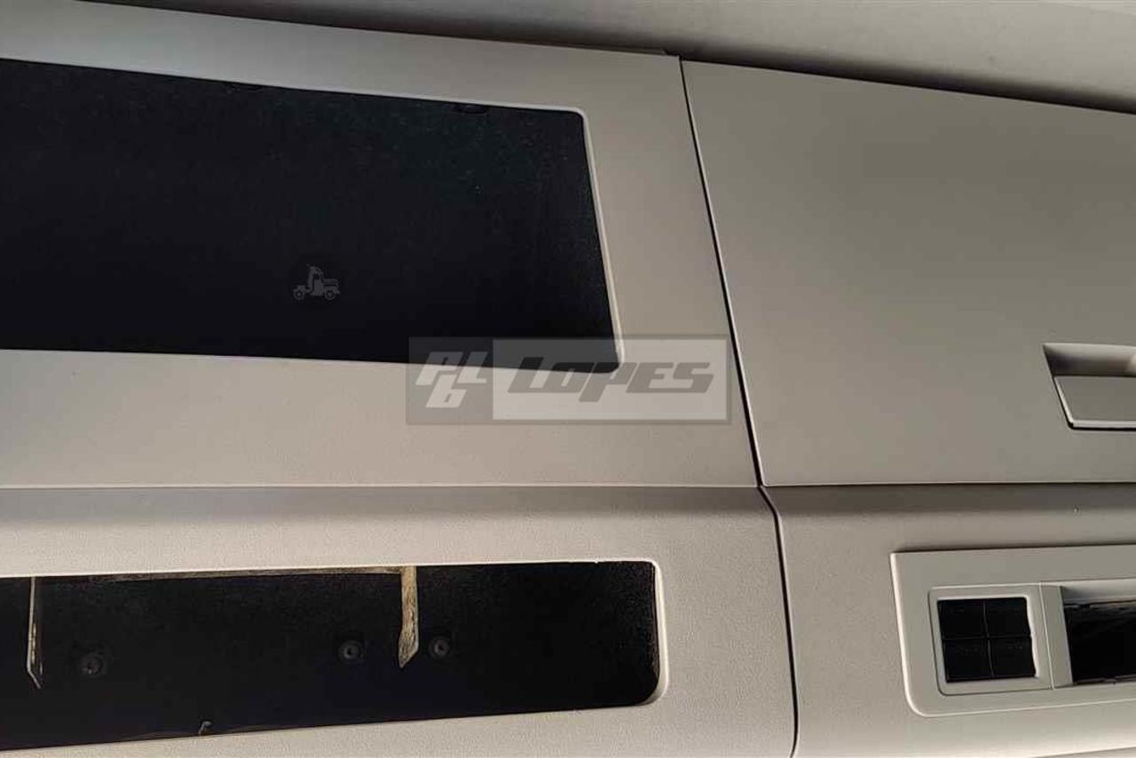 Volkswagen 30-330 Constellation 8x2 - 19/20 13