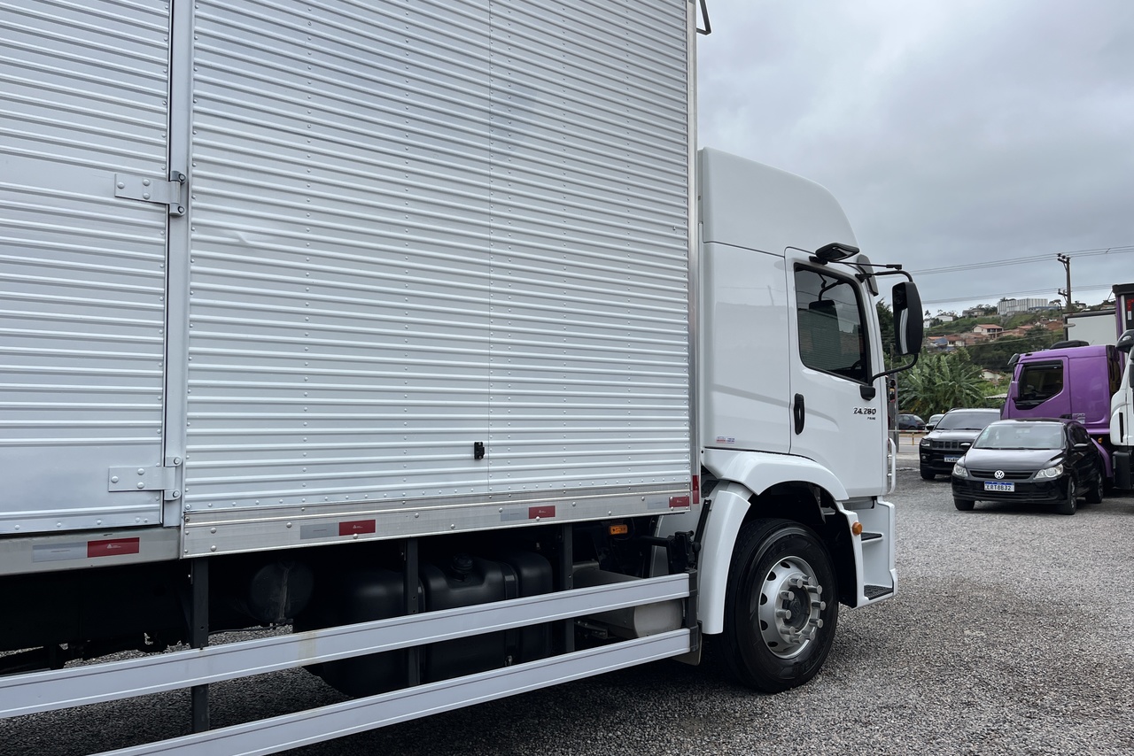 Volkswagen 24-280 E Constellation 6x2 - 21/22 12