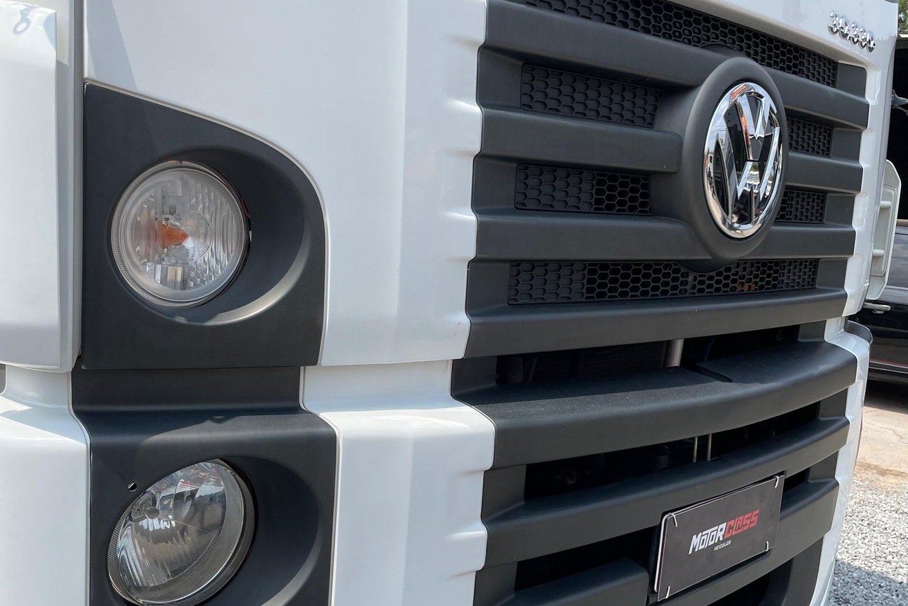 Volkswagen 30-330 Constellation 8x2 - 21/22 2
