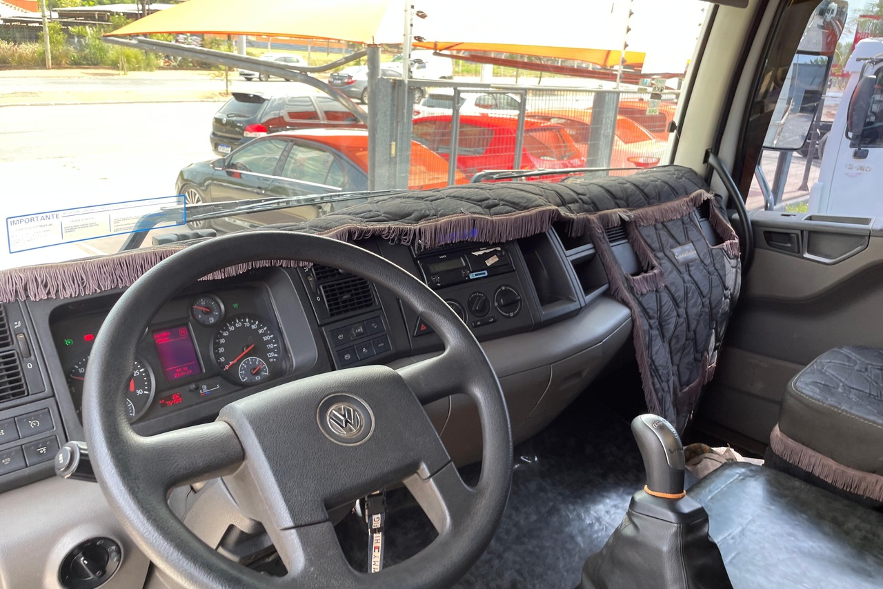 Volkswagen 30-330 Constellation 8x2 - 21/22 3